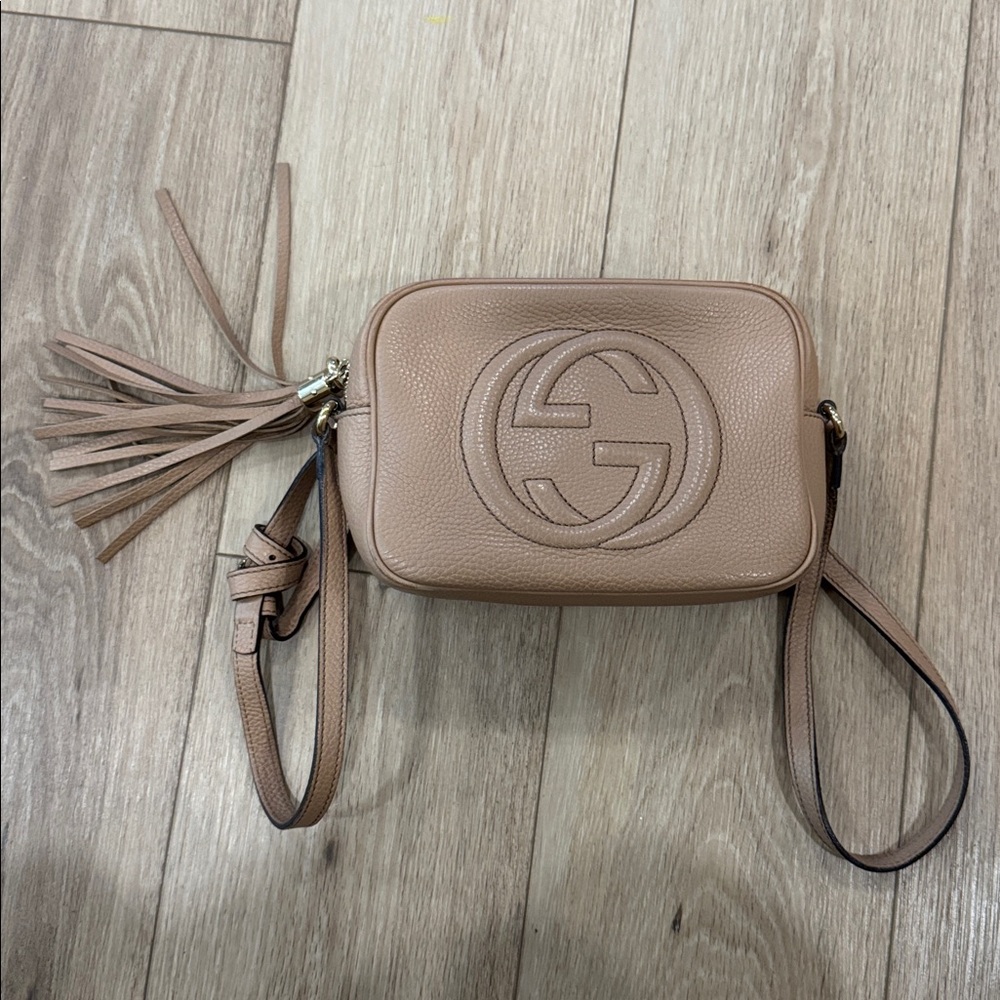 Gucci Pebbled Calfskin Small Soho Disco Bag Camelia